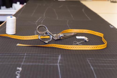 il laboratorio della scuola di alta sartoria artigianale italiana